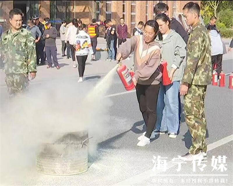 300多名高校师生学消防 东方学院举行逃生灭火演练