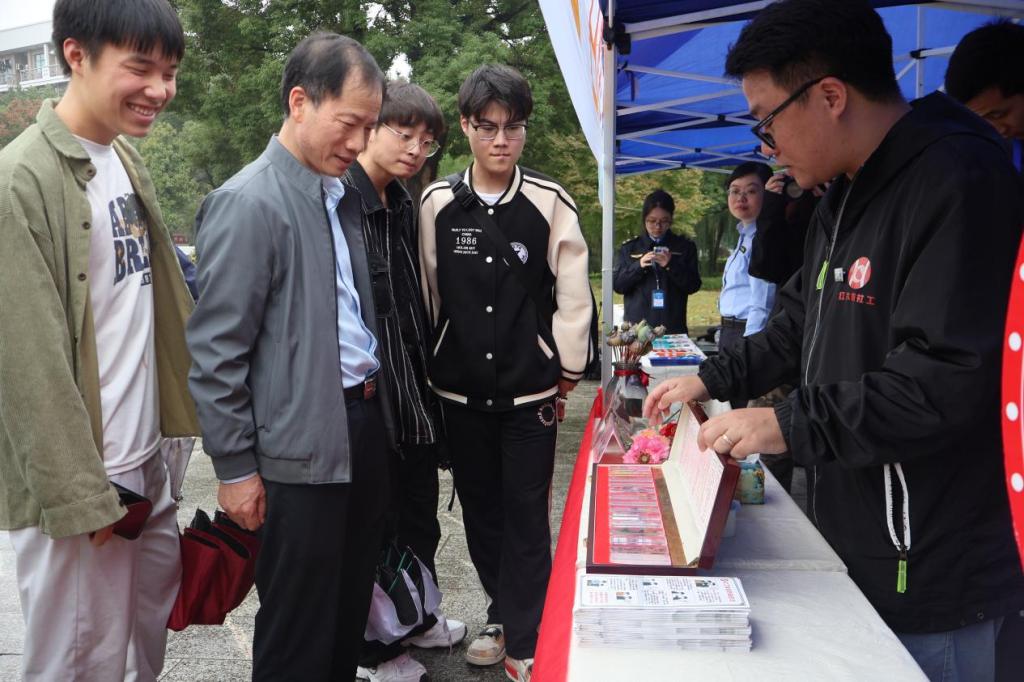 学院举办11月海宁市“平安共建日”之东方学院“平安集市”活动